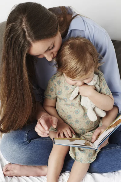 Jovem mãe leitura — Fotografia de Stock