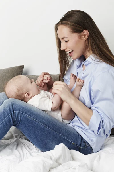 Mulher ligação com o bebê — Fotografia de Stock