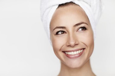 genç esmer gülümseyen 