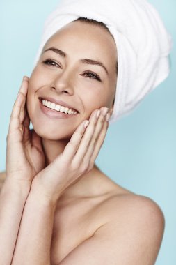 Gülümseyen genç kadın