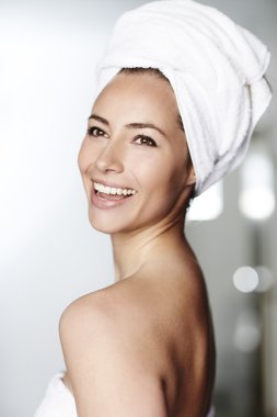 Gülümseyen genç kadın