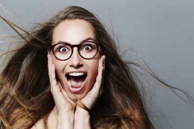 Akan ile sürpriz genç kadın saç