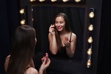 çekici genç bir kadın