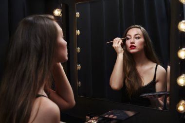 ayna karşısında makyaj uygulanması kadın