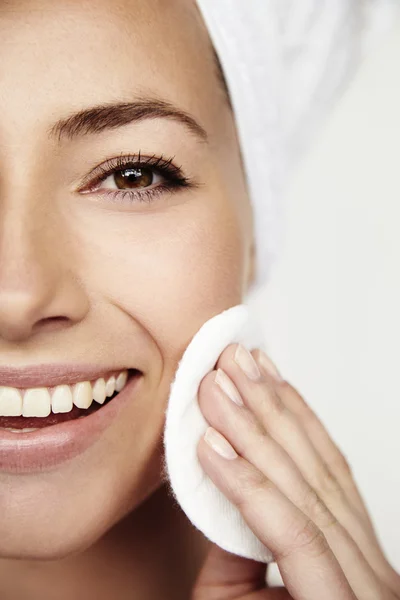 Sonriendo Hermosa joven mujer — Foto de Stock