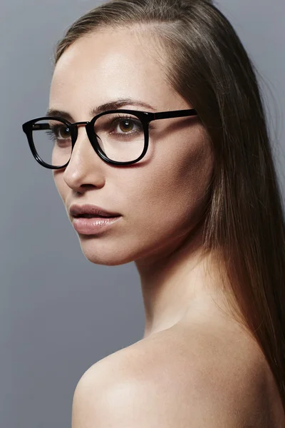 Schöne Frau in Brille — Stockfoto