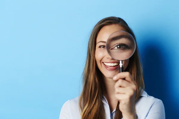 Vacker brunett i fokus — Stockfoto