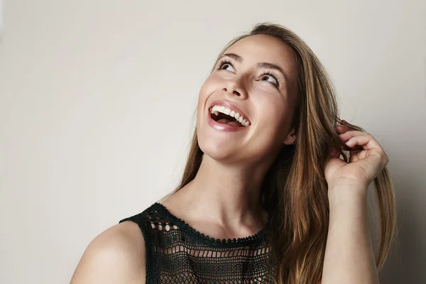 Mulher bonita olhando para cima e sorrindo — Fotografia de Stock