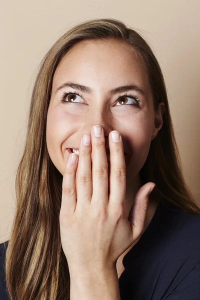 Sniggering flicka med handen över munnen — Stockfoto