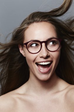 Rüzgârlı genç kadın