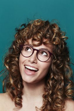 Kahverengi kıvırcık saçlı bebek