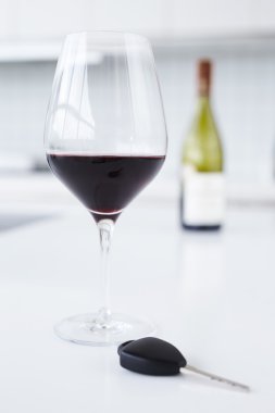 Araba anahtarı ve şarap cam