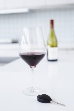 Kırmızı şarap ve anahtar