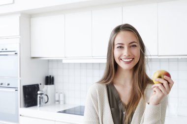  kadın holding elma mutfak