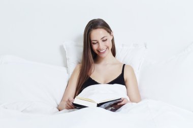 Kitap okuyan güzel bir kadın.