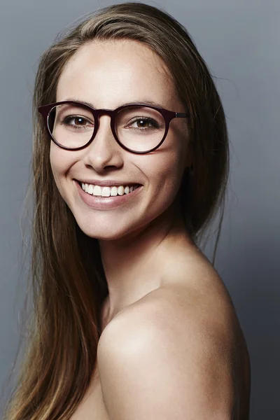 Morena en gafas que se ven hermosas — Foto de Stock