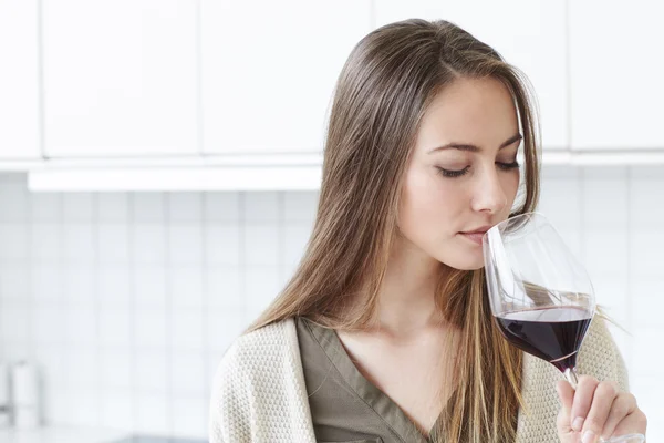 Mulher apreciando vinho — Fotografia de Stock