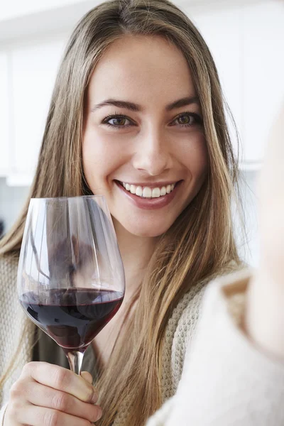 Mulher com vinho sorrindo — Fotografia de Stock