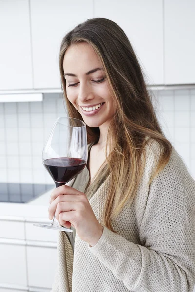 ผู้หญิงเพลิดเพลินกับไวน์ — ภาพถ่ายสต็อก