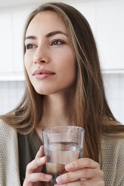 물 잔을 들고 있는 여자 — 스톡 사진