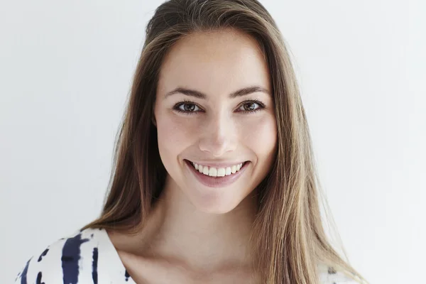 Mujer sonriente y hermosa — Foto de Stock