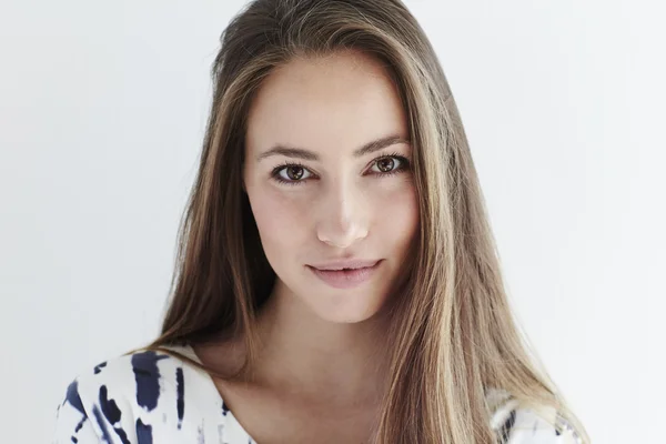 Brunette looking at camera — Stock Photo, Image