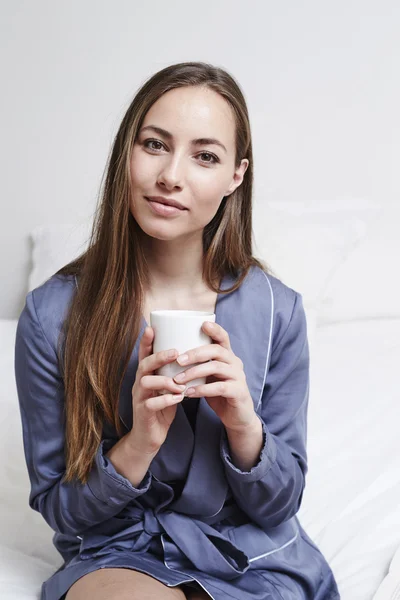 Mooie vrouw in badjas — Stockfoto