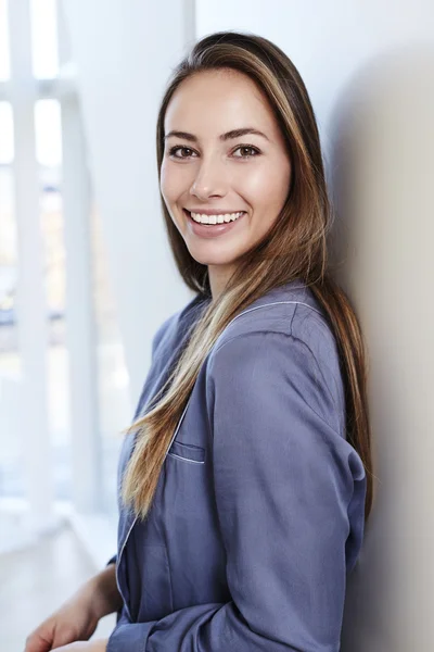 Brunette in blauwe badjas — Stockfoto