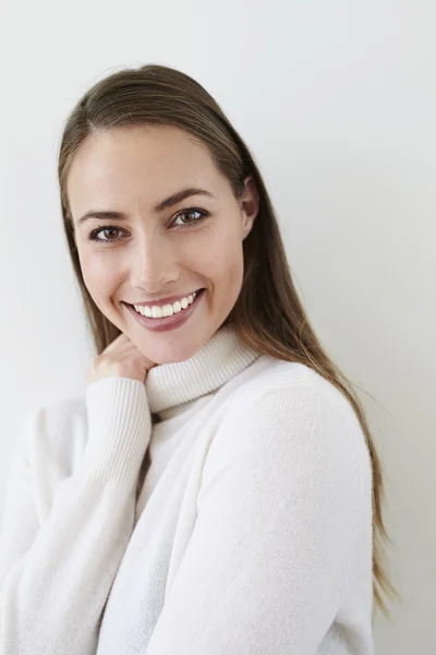 Morena sorridente em top branco — Fotografia de Stock