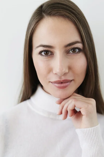 Wunderschöne Frau mit braunen Augen — Stockfoto