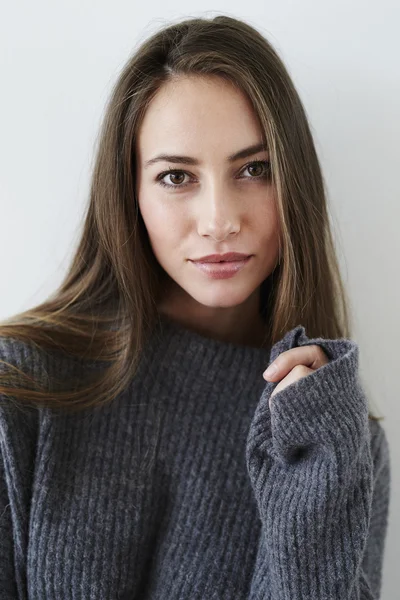 Hinreißende Frau im grauen Pullover — Stockfoto
