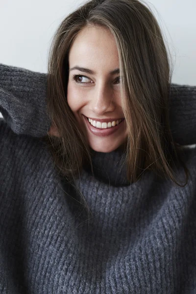 Sorrindo bela jovem mulher — Fotografia de Stock