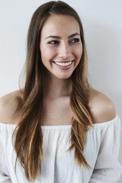 Sorrindo jovem morena olhando para longe — Fotografia de Stock