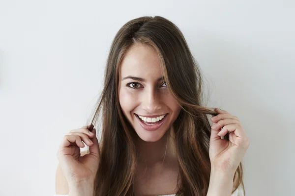 Linda morena brincando com o cabelo — Fotografia de Stock