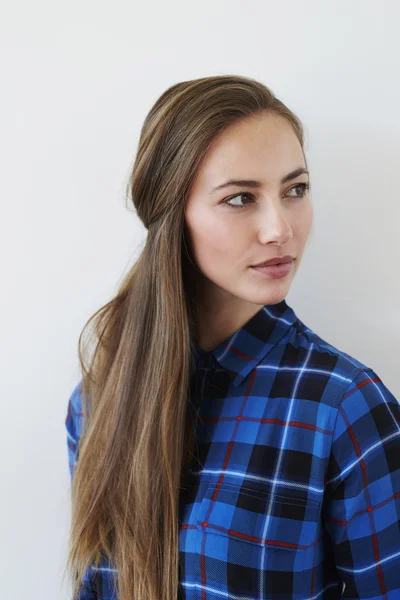 Hermosa joven con camisa azul —  Fotos de Stock