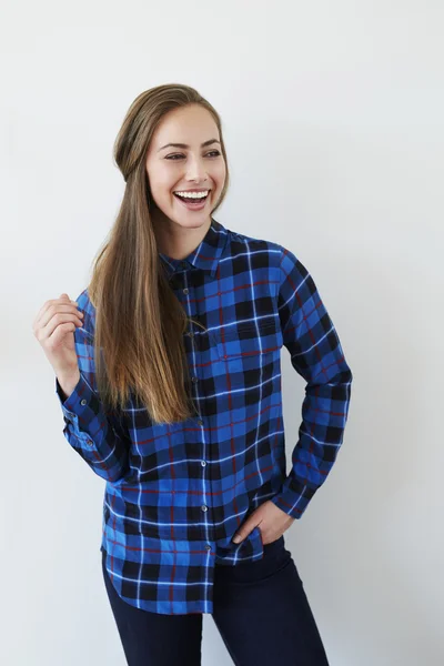 블루 체크 셔츠에 있는 여자 — 스톡 사진