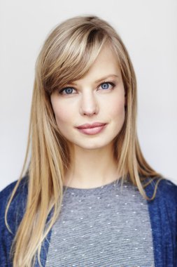 Güzel ve mavi gözlü genç kadın