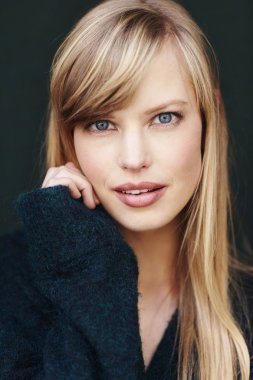 Çarpıcı mavi gözlü sarışın