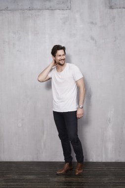 gülümseyen genç adam