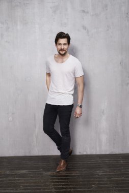 Studio gülümseyen genç adam