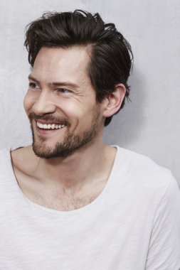 Keçi sakalı ile gülümseyen dostum