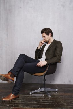 Düşünceli genç adam. 