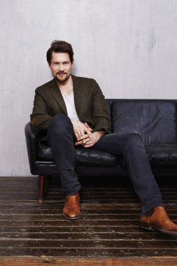  kanepe üzerinde serin genç adam