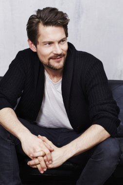 İyi görünümlü adam kanepede oturan