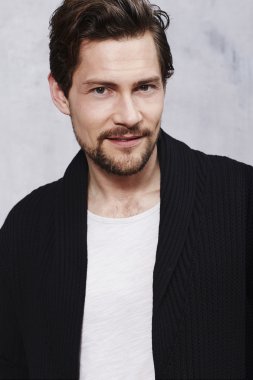 yakışıklı genç gülümseyen