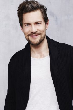 Kendinden emin genç adam. 