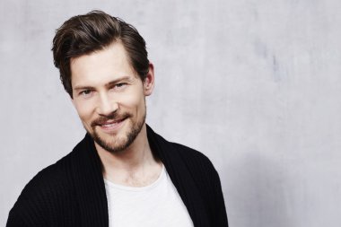 gülümseyen genç adam 