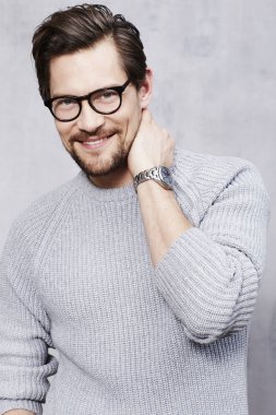 gri süveterli genç adam