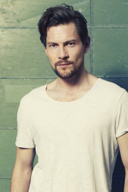 Yakışıklı adam t-shirt