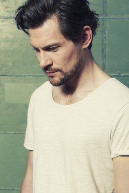 İyi görünümlü adam Studio